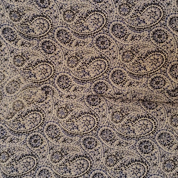 Fever paisley flowy front pleat top. Loose fit tank front V Neck high/low style - Picture 2 of 6